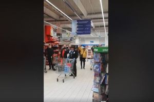 VIDEO: Zeci de oameni au cântat în cor „Hristos a înviat” în timp ce erau la cumpărături într-un supermarket
