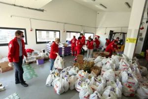 FOTO| Filiala de Crucea Roşie a Judeţului Alba a distribuit aproximativ 6 tone de alimente în cadrul campaniei organizate cu prilejul Sărbătorilor Pascale