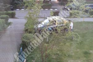 TITU: Un bărbat externat de la psihiatrie a furat un taxi şi făcut accident