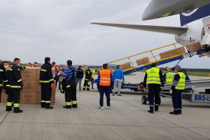 Încă 10 tone de echipamente medicale pentru spitalele din Bihor: Al treilea transport a aterizat sâmbătă pe Aeroportul din Oradea (FOTO / VIDEO)