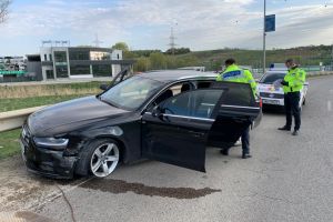 FOTO Accident la intrarea în Botoşani! Șoferul şi-a lăsat maşina pe marginea drumului şi a plecat