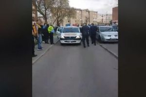 VIDEO: Imagini şocante la Hunedoara – Poliţişti şi jandarmi atacaţi cu pietre