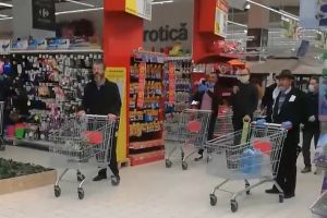 Imagini inedite într-un hipermarket: Clienţii au început să cânte „Hristos a Înviat!” (VIDEO)