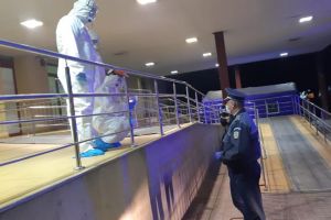 VIDEO. Lumina Sfântă de la Ierusalim, distribuită de poliţişti la spitale din Satu Mare