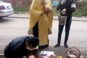 VIDEO Coşurile cu bucate, sfinţite de preoţii din Botoşani în faţa blocurilor, fără credincioşi