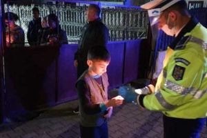 FOTO VIDEO| Poliţiştii din Alba au dus Lumina Sfântă în mai multe spitale şi centre sociale din judeţ