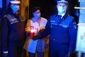 FOTO! Poliţiştii botoşăneni au ajutat la distribuirea Luminii Sfinte