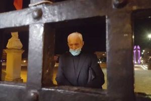 Foto, Video Știrea ta| Credincioşi surprinşi în faţa Catedralei în noaptea de Înviere: „Noi eram dedaţi sa venim la biserică”