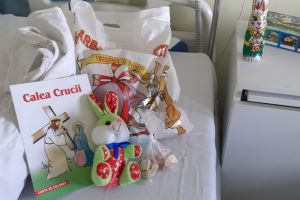 Iepurasul de Pasti si voluntarii Asociatiei Suflete Deschise au oferit cadouri copiilor internati in spital, la Constanta 