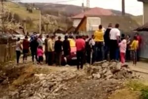 Video Știrea ta| Mulţime de zeci de oameni, adunată, în Sâmbăta Mare la Roşia Montană: Care au fost motivele