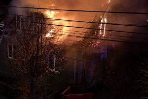 FOTO Incendiu în noaptea de Înviere. O casă a fost cuprinsă de flăcări