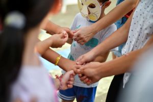 Copiii sibienilor s-au săturat de coronavirus – Îi cer Iepuraşului de Paşte să facă un miracol şi să-l distrugă