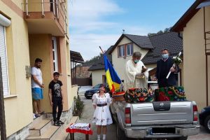 Metoda inedită folosită de un preot ca să sfinţească bucatele creştinilor (VIDEO)