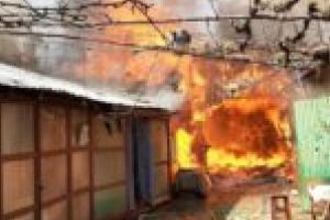 Incendiu izbucnit la anexa unei locuinţe din Sfânta Elena. Flăcările ameninţă alte trei lucuinţe