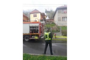VIDEO FOTO Arde acoperişul unei case din Mediaş – Intervin pompierii