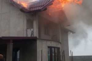 FOTO Incendiu în prima zi de Paşte, la Botoşani! O casă a luat foc
