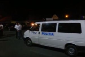 Scandal într-o comunitate de rromi din Gura Râului – Unul dintre poliţiştii care au intervenit a fost ameninţat cu cuţitul