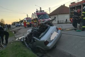 Grav accident la Rusu Bârgăului, cu două persoane încarcerate. Un tânăr şi-a pierdut viaţa