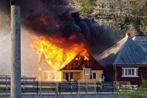 Incendiu la Ilva Mică: Patru case şi două maşini, cuprinse de flăcări