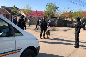 Descinderi ale poliţiştilor timişeni în cartierul Kuncz din Timişoara. Oamenii legii fac controale în toate zonele cu risc din judeţ