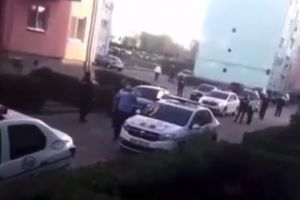 VIDEO -Încăierare în stradă la Copşa Mică – Zeci de poliţişti şi jandarmi au oprit scandalul la timp