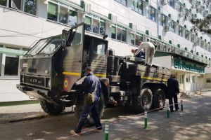Galerie Foto: Militarii au început acţiunea de dezinfecţie la Spitalul Judeţean