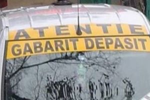 Transport agabaritic prin judeţul Timiş. Vehiculul transportă un tramvai