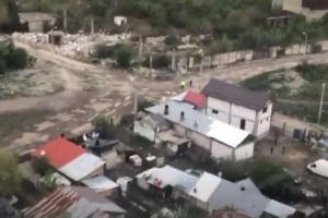 Mascati inarmati si survol cu elicoptere MAI deasupra cartierului Mimiu din Ploiesti VIDEO