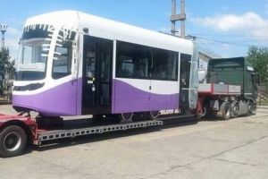 Atenţie, vehicul cu gabarit depăşit! O platformă ce transportă un tramvai tranzitează Bihorul