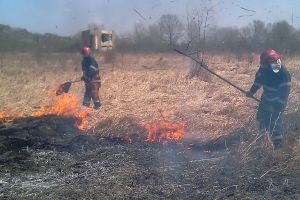 Sărbătoare... înflăcărată: Trei incendii pe terenuri virane, în a doua zi de Paşte, în Bihor