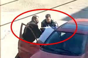 VIDEO. Intervenţie fermă a Poliţiei Satu Mare. Bărbat scos din maşină şi încătuşat