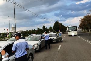 În plină perioadă de restricţii, un cetăţean a fost prins de poliţişti în timp ce circula prin Focşani cu numere de înmatriculare false!