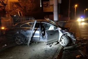 Un tânăr din Botoşani a intrat cu maşina într-un stâlp de beat ce era