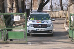 Doi tineri din Botoşani băgaţi în carantină de poliţişti. Au ieşit la plimbare, deşi se aflau în izolare