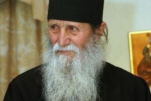 Controverse după ce Arhiepiscopul Sucevei şi Rădăuţilor, confirmat cu coronavirus, a fost dus la Bucureşti cu elicopterul