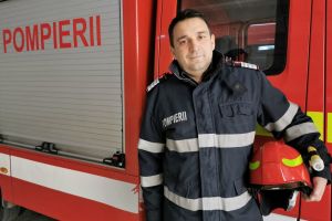 Cristian Ursache, pompierul botoşănean care a transformat profesia în vocaţie. Salvează vieţi şi luptă cu focul şi în timpul liber