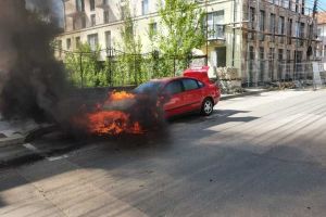 FOTO| INCENDIU la o maşină în Alba Iulia. Intervin pompierii cu o autospecială cu apă şi spumă