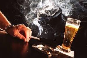 Afacere clandestina stricata de politistii braileni / Sfida starea de urgenta cu shoturi de alcool