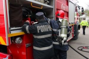 Pompierii braileni, suprasolicitati zilele acestea / Doua case in flacari din cauza unor lumanari uitate aprinse