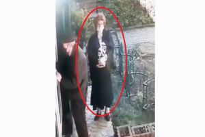 VIDEO: Poliţiştii au dat de urma femeii care a „subtilizat” un portofel din faţa unei farmacii