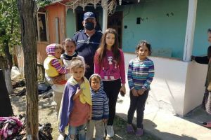 La un pas de tragedie! 6 copii din Poiana Cristei au fost salvaţi dintr-o casă cuprinsă de flăcări de poliţişti şi voluntari ai SVSU!