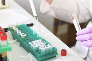 În România, unul dintre cele mai promiţătoare tratamente pentru COVID-19 nu e folosit la potenţialul său