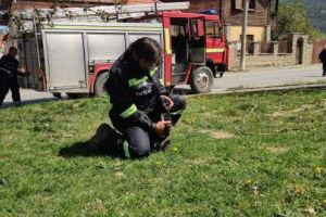 FOTO, VIDEO| Acţiune de salvare emoţionantă la Cugir. Un căţeluş aruncat intenţionat într-o fântână, scos de pompierii salvatori