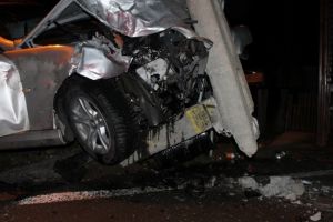 Inconştienţa se plăteşte! Un tânăr şofer din Botoşani s-a ales cu dosar penal în a doua zi de Paşte, după ce a rupt un stâp cu maşina