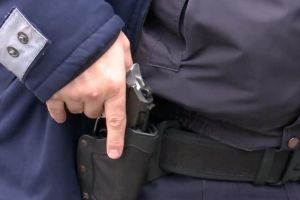 Bărbat împuşcat în picior de poliţişti după ce i-a ameninţat cu un cuţit