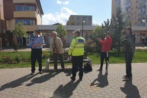 FOTO-VIDEO| Poliţia în acţiune, pe bulevardul Transilvaniei din Alba Iulia: Se verifica respectarea ordonanţelor militare