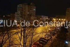 Constanteanul suparat: Situatie inedita la malul marii. O femeie, deranjata de tinerii care circula cu masinile prin cartier. Propria fiica, printre ei