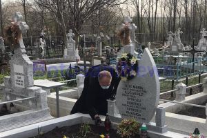 FOTO Merită aprecieri! Un preot din Botoşani a aprins candele la toate mormintele din cimitirul din parohia sa