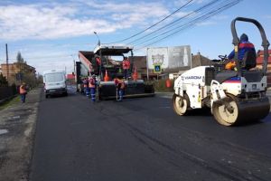 DRDP Braşov a reluat lucrările de asfaltare pe DN11, în zona localităţii Lunca Câlnicului