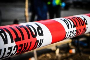 Bărbat împuşcat mortal de poliţişti într-un hotel. A tăiat, cu foarfeca, un agent al Secţiei 5!